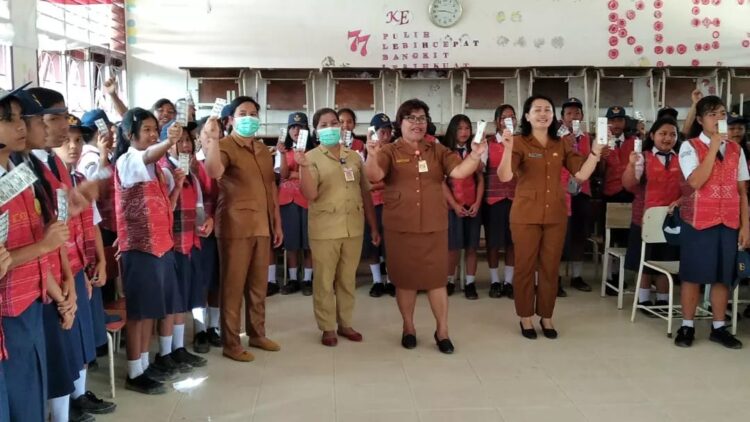 Dinas Kesehatan P2KB Humbahas berikan Vitamin C di SMP Negeri 2 Sijamapolang.