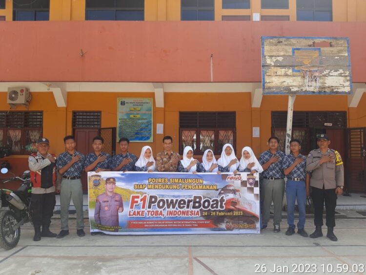 Foto bersama disela kegiatan.