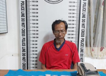 Foto pelaku dan barang bukti ganja saat diamankan di kantor Polisi.