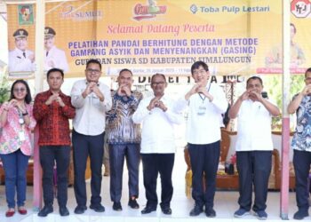 Foto bersama disela kegiatan.