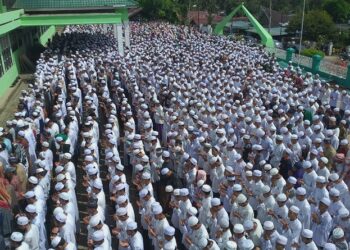 Haru, 14.000 Jemaah Salatkan Jenazah Santri Musthafawiyah yang Tewas di Sungai Aek Singolot. (Foto: iNews/Liansah)