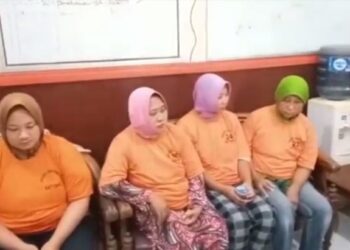 7 emak-emak dan satu pria yang menganiaya wanita muda yang dituduh pelakor di Bangakalan Madura hanya bisa pasrah usai ditetapkan sebagai tersangka. Foto: iNewsTV/Taufik Syahrawi