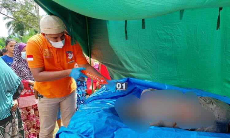 Petugas kepolisian saat melakukan identiikasi.