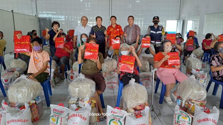 Pengurus YBKS Pematang Siantar, perwakilan dari PT. STTC, Dewan Pembina YBKS dan para donatur saat berfoto bersama dengan warga penerima bansos paket sembako.