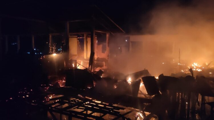 Kebakaran terjadi di wilayah Tanjung Jabung Barat, Jambi. Api membakar hangus 18 kios yang berada di wilayah Tungkal Ilir. (Azhari Sultan/MNC Portal)