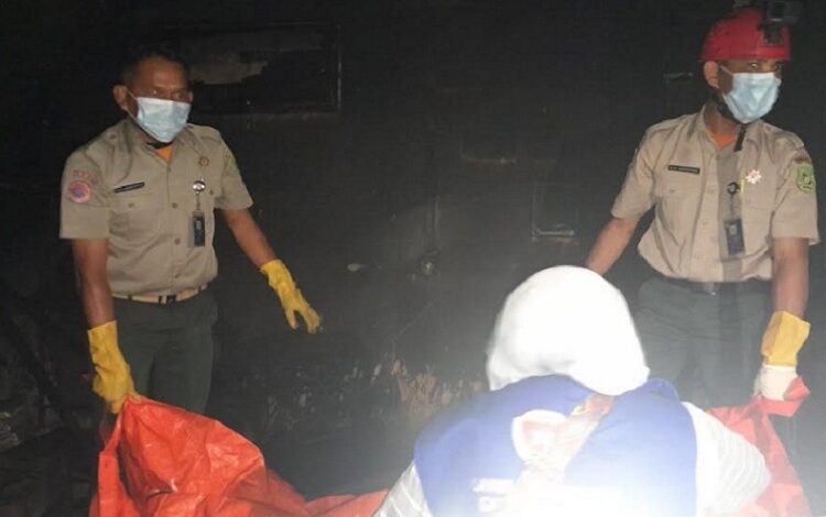 Kebakaran di Medan Johor, Kamis (19/1/2023) malam. Dua warga tewas terjebak kobaran api. (Foto: Wahyudi Aulia)