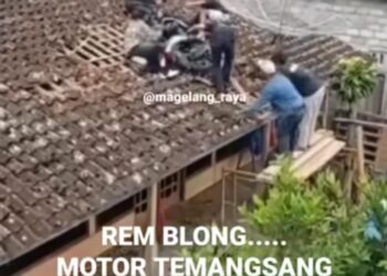 Pemotor nyungsep di atap rumah warga di Magelang. Foto: Tangkapan Layar IG @magelang_raya
