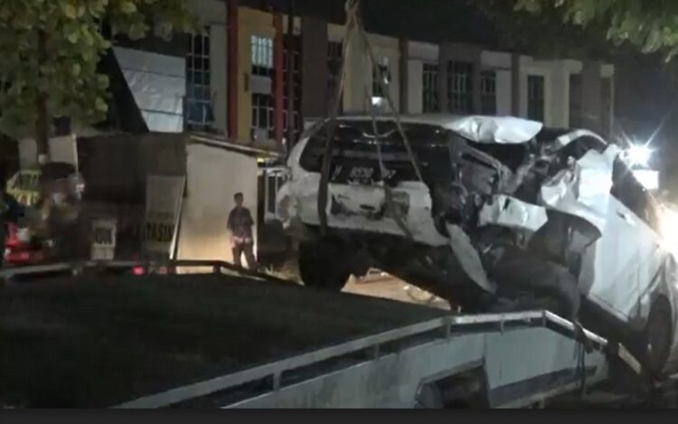 Mobil Innova putih hancur di bagian depan setelah menabrak motor pasangan suami istri hingga tewas di Simpang Dogan Palembang. (Foto: Firdaus)