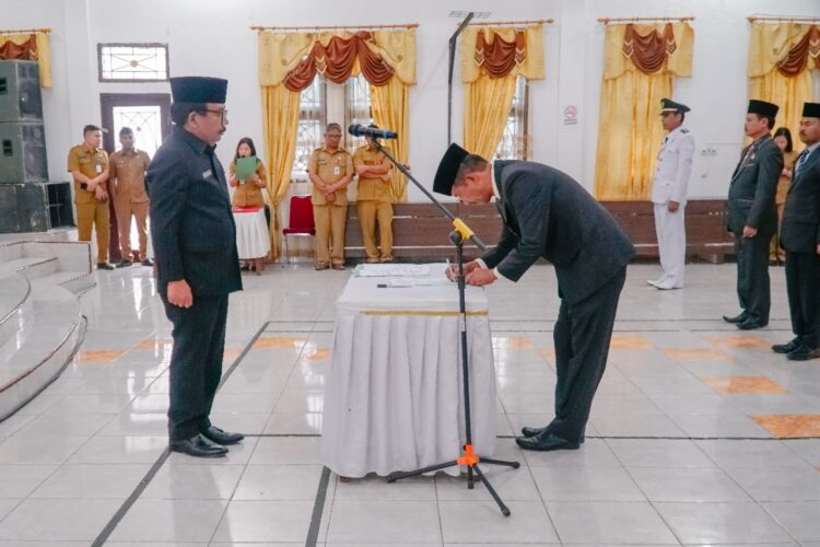 Bupati Humbahas, diwakili Sekda, Drs Tonny Sihombing MIP, saata melantik Pejabat Pimpinan Tinggi Pratama, Administrator dan Pengawas, di lingkungan Pemkab Humbahas, Selasa (10/1/2023), di Pendopo Bukit Inspirasi Doloksanggul.