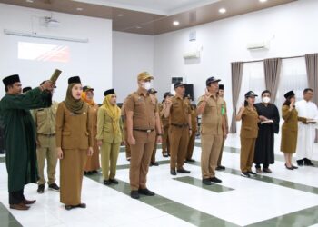 Foto para pejabat yang dilantik dan dikukuhkan.