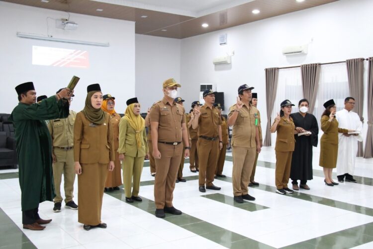 Foto para pejabat yang dilantik dan dikukuhkan.