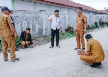 Pihak Inspektorat Kabupaten dan Dinas Perumahan dan Kawasan Permukiman Humbahas, mengecek pengaspalan Jalan Pancasila yang dilaksanakan oleh CV. Bottean Nauli.