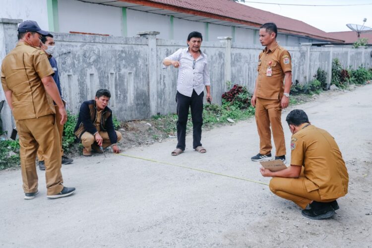 Pihak Inspektorat Kabupaten dan Dinas Perumahan dan Kawasan Permukiman Humbahas, mengecek pengaspalan Jalan Pancasila yang dilaksanakan oleh CV. Bottean Nauli.