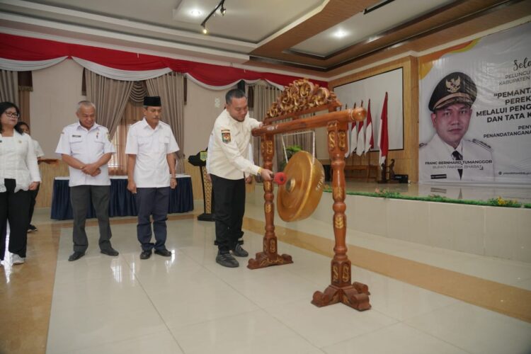 Bupati Pakpak Bharat, Franc Bernhard Tumanggor, saat melaunching Tema Pembangunan Kabupaten Pakpak Bharat Tahun 2023, di Aula Bale Sada Arih, Kantor Bupati Pakpak Bharat.