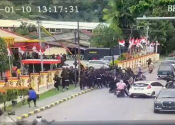 Massa pendukung Gubernur Papua Lukas Enembe menyerang Mako Brimob Polda Papua di Jayapura, Selasa (10/1/2023). Foto/Tangkapan Layar