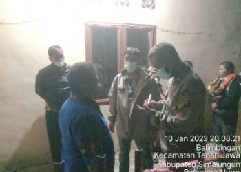 Petugas kepolisian saat turun ke lokasi kejadian.
