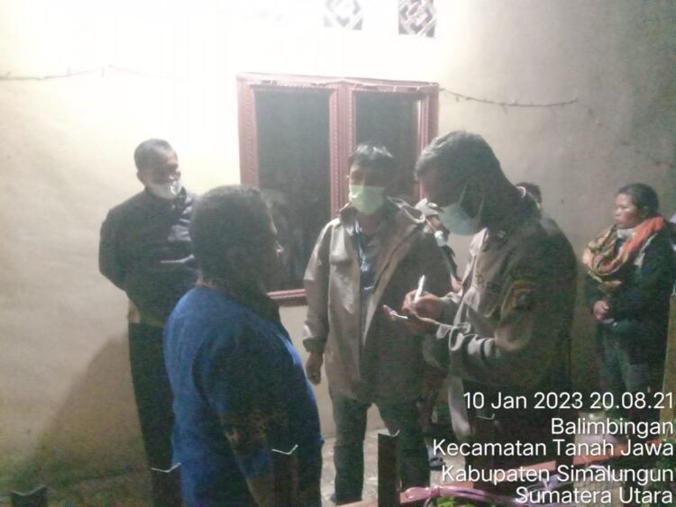 Petugas kepolisian saat turun ke lokasi kejadian.