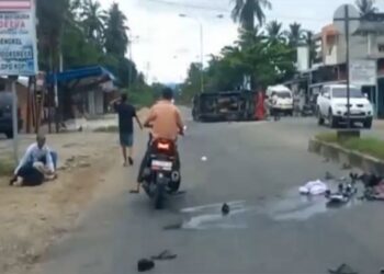 Tabrakan maut melibatkan angkutan umum dan dua sepeda motor, terjadi di Kabupaten Mandailing Natal (Madina), Sumatera Utara, Jumat (27/1/2023) sore. Seorang ibu yang membawa tiga balita selamat. Foto/iNews TV/Ahmad Husein Lubis