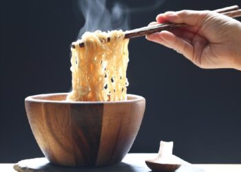 Makan mi instan campur nasi bisa bikin kena penyakit jantung? Begini faktanya. (Foto: iStock)