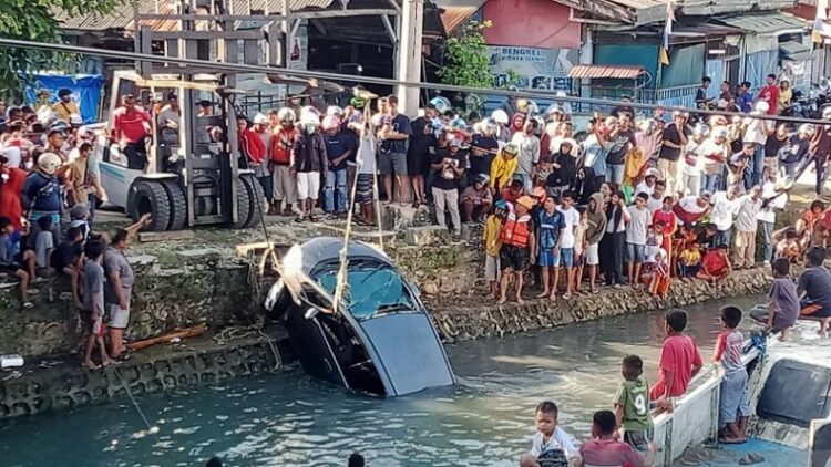 Mobil Honda Jazz terjun ke laut di Kota Baubau, Sultra, Sabtu (14/1/2023). Nampak proses evakuasi dilakukan. (Foto: Antara/Yusran)