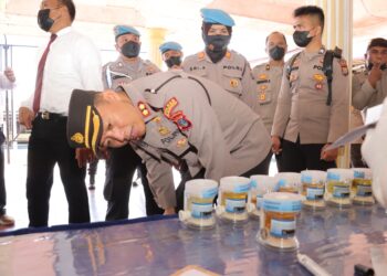Kapolres  Pematang Siantar, AKBP Fernando SH, SIK, memantau langsung pelaksanaan tes urine terhadap 30 personil yang dipilih  secara acak dari barisan, pada Senin (9/1/2023) lagi lalu, sekitar pukul 08.30 WIB, di Lapangan Apel Polres Pematang Siantar.