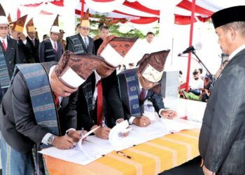 Bupati Simalungun, Radiapoh Hasiholan Sinaga saat melantik 51 pejabat tinggi pratama, administrator dan pengawas, di lingkungan Pemkab Simalungun.