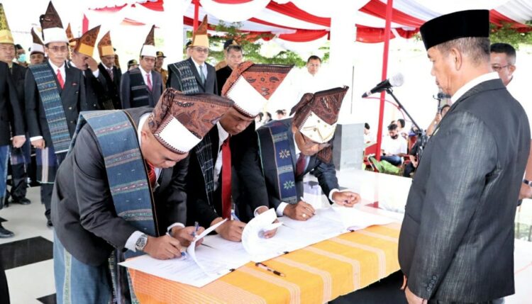 Bupati Simalungun, Radiapoh Hasiholan Sinaga saat melantik 51 pejabat tinggi pratama, administrator dan pengawas, di lingkungan Pemkab Simalungun.