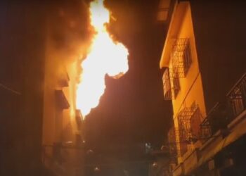 Kebakaran hebat melanda ruko yang menjadi gudang penyimpanan toko perabotan di Pematang Siantar, Sumatera Utara, Minggu (15/1/2023) malam. (Foto: iNews/Dharma Setiawan)