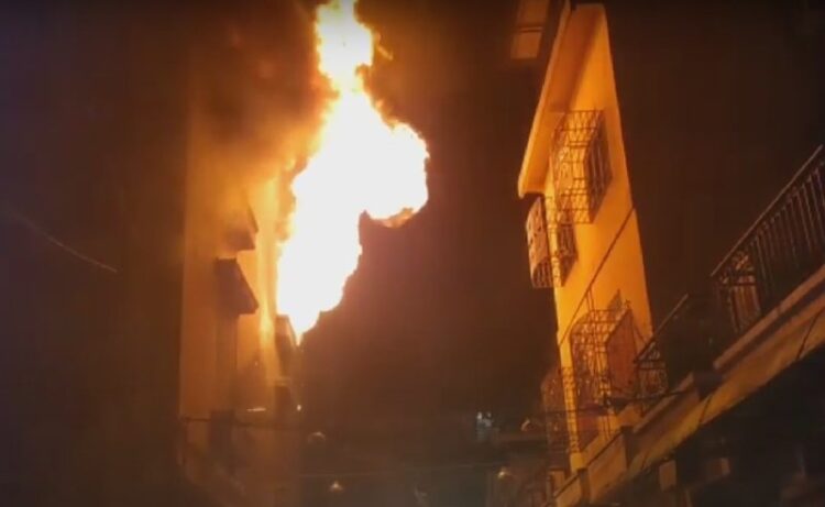 Kebakaran hebat melanda ruko yang menjadi gudang penyimpanan toko perabotan di Pematang Siantar, Sumatera Utara, Minggu (15/1/2023) malam. (Foto: iNews/Dharma Setiawan)