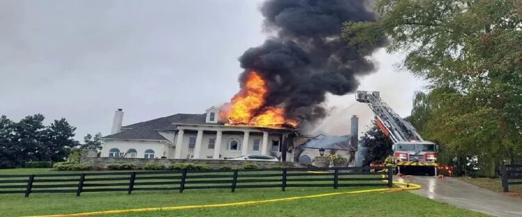 Rumah terbakar yang terjual Rp22 miliar. (Foto: Paula dan Danny Duvall)