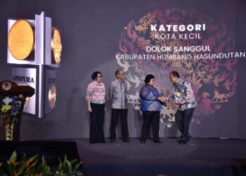 Bupati Humbahas, Dosmar Banjarnahor, SE, terima penghargaan Anugerah Adipura 2022 dari Pemerintah Pusat melalui Menteri Lingkungan Hidup dan Kehutanan, Prof.Dr. Ir .Siti Nurbaya Bakar, M.Sc didampingi Ketua Dewan Adipura, Sarwono Kusuma Atmaja dan Dirjen Pengelolaan Sampah, Limbah dan Bahan Berbahaya dan Beracun, Rosa Vivien Ratnawati,  Country Director World Bank untuk Indonesia dan Timor Leste, S.Kahkonen, Selasa (28/2/2023), di Auditorium Dr Soedjarwo, Gedung Manggala Wanabakti, Jalan Gatot Subroto, Jakarta Pusat.