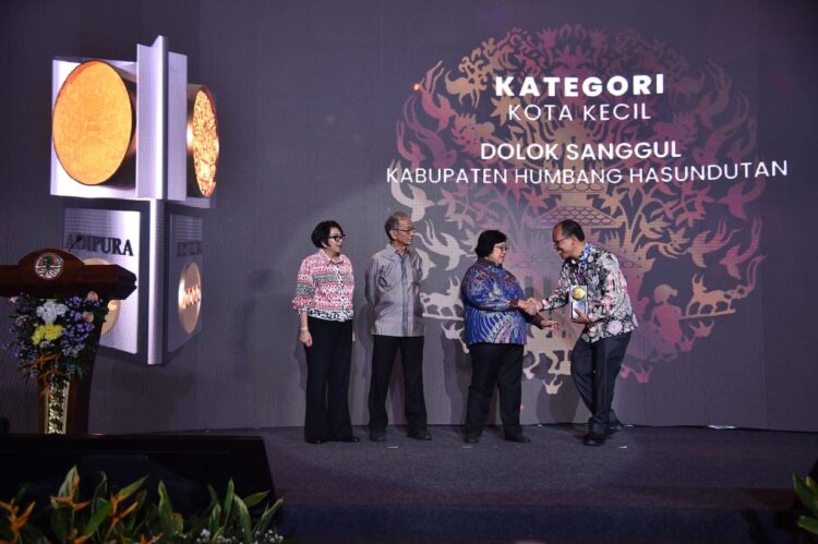 Bupati Humbahas, Dosmar Banjarnahor, SE, terima penghargaan Anugerah Adipura 2022 dari Pemerintah Pusat melalui Menteri Lingkungan Hidup dan Kehutanan, Prof.Dr. Ir .Siti Nurbaya Bakar, M.Sc didampingi Ketua Dewan Adipura, Sarwono Kusuma Atmaja dan Dirjen Pengelolaan Sampah, Limbah dan Bahan Berbahaya dan Beracun, Rosa Vivien Ratnawati,  Country Director World Bank untuk Indonesia dan Timor Leste, S.Kahkonen, Selasa (28/2/2023), di Auditorium Dr Soedjarwo, Gedung Manggala Wanabakti, Jalan Gatot Subroto, Jakarta Pusat.