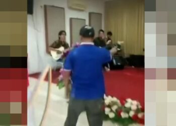 Seorang pria membubarkan ibadah di gereja Bandarlampung (Instagram)