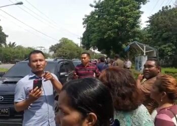 Foto: Para pria mengaku anggota Paspampres saat terlibat cekcok dengan warga dari Desa Bandar Baru, Sibolangit (Istimewa)