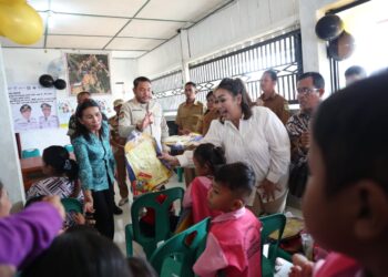 Bupati Pakpak Bharat, Franc Bernhard Tumnggor bersama istri, Ny. Juniatry Franc Tumanggor, saat mengunjungi Kecamatan Pagindar, Senin (13/02/2023).