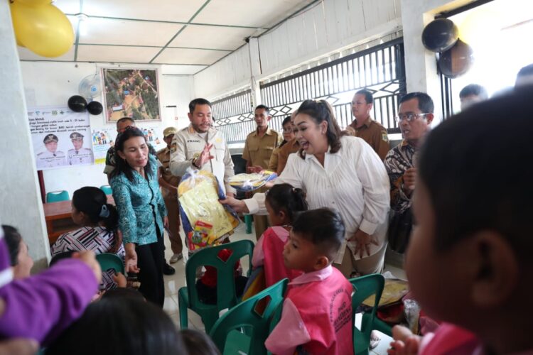 Bupati Pakpak Bharat, Franc Bernhard Tumnggor bersama istri, Ny. Juniatry Franc Tumanggor, saat mengunjungi Kecamatan Pagindar, Senin (13/02/2023).