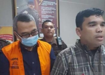 Memet Siregar (dua kanan), buron terpidana kasus korupsi saat ditangkap ti Tabur Kejati Sumatera Utara. (ANTARA/HO- Humas Kejati Sumut)