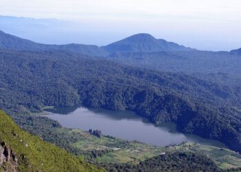 Danau Lau Kawar, salah satu objek wisata yang terletak di kaki Gunung Sinabung di Kabupaten Karo, Sumatera Utara. (Foto : Ist)