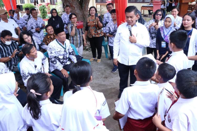 Penutupan pelatihan langsung dilakukan Bupati Simalungun, Radiapoh Hasiholan Sinaga, yang ditandai dengan tes langsung yang diberikan Bupati kepada anak - anak peserta Pelatihan.