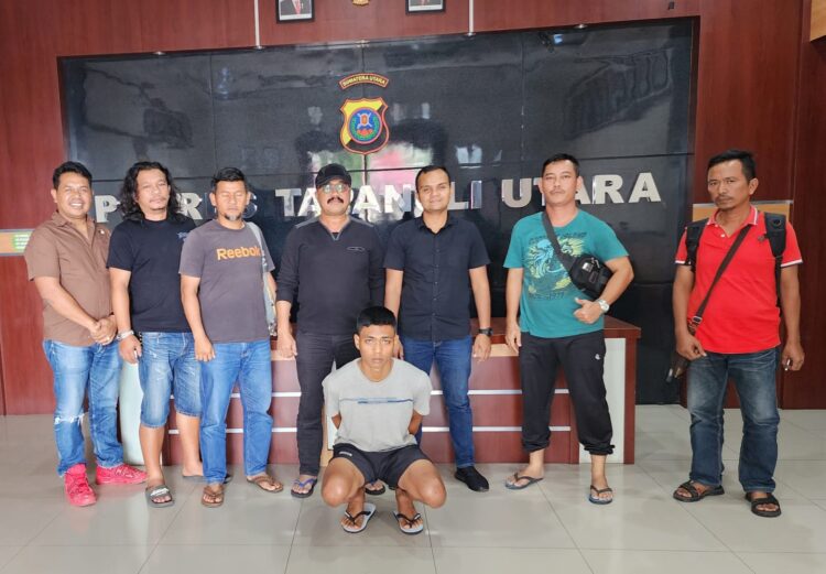 Pelaku Ade Ray Situmorang (jongkok) berhasil ditangkap di Simpang Sipaholon, Kabupaten Tapanuli Utara, pada Kamis (23/2/2023), sekira pukul  04.00 WIB, dengan dibantu personel Polres Tapanuli Utara.