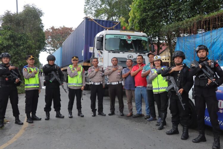 Kapolres Pematang Siantar, AKBP Fernando SH, SIK, pimpin pengamanan jalur dan pengawalan melintasnya truck logistik F1H2O, Minggu (12/2/2023) pagi tadi, pukul 09.00 WIB.