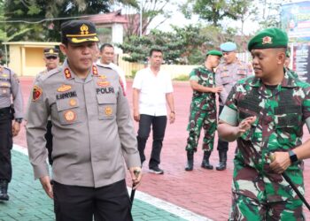 Kapolres Simalungun, AKBP Ronald F.C Sipayung, S.H., S.I.K., M.H, saat menerima kunjungan Dan Yon 122/TS, Letkol Inf. Antony Triwibowo, di Aula Andar Siahaan Mako Polres Simalungun, Jalan Jhon Horailam Saragih Pematang Raya, Kabupaten Simalungun, Rabu (1/2/2023), sekira pukul 10.30 WIB.