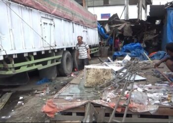 Truk tronton muatan cangkang kelapa sawit menabrak tujuh kendaraan dan kios pedagang di Jalinsum, Kabupaten Labura. Kecelakaan diduga akibat rem blong. (Foto: Ikang Amanda)