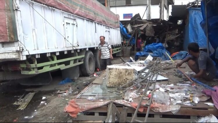 Truk tronton muatan cangkang kelapa sawit menabrak tujuh kendaraan dan kios pedagang di Jalinsum, Kabupaten Labura. Kecelakaan diduga akibat rem blong. (Foto: Ikang Amanda)