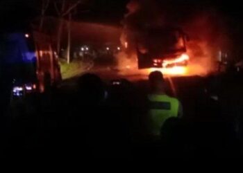 Sebuah bus pariwisata yang mengangkut rombongan anak sekolah bertabrakan hingga terbakar di jalan lintas Sumatera, tepatnya di Simpang Matapo, Kecamatan Teluk Mengkudu, Kabupaten Serdang Bedagai, Jumat (16/2/2023) malam. TRIBUN MEDAN/ANUGRAH NASUTION