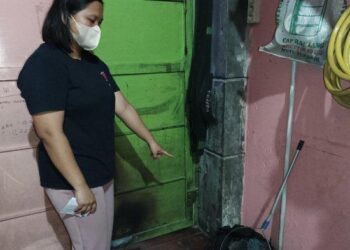Tiur Ratna Yani Hutabarat (37) saat menunjukan bekas kebakaran di dalam rumanhnya di Jalan Kelapa 2 No 312, Kecamatan Sunggal, Kabupaten Deliserdang, Rabu (8/2/2023) malam. TRIBUN MEDAN/EDWARD