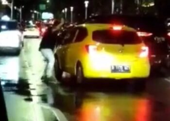 Pengemudi Fortuner arogan serang mobil Brio di Senopati. [Istimewa]
