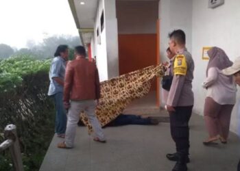 Hasanuddin (52), penumpang bus ALS ditemukan tewas di toilet SPBU Jalan Lintas Sumatera, Sungai Kanan, Labuhanbatu Selatan, Selasa (21/2/2023). iNews TV/Randi