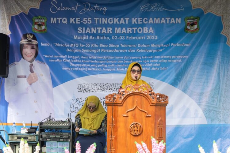 Wali Kota Pematang Siantar dr Susanti Dewayani SpA saat membuka acara MTQ ke-55 Kecamatan Siantar Martoba Tahun 2023, di Masjid Ar-Ridho, Jalan Asrama Martoba Kelurahan Naga Pita, Kamis (02/02/2023), sekitar pukul  09.00 WIB.