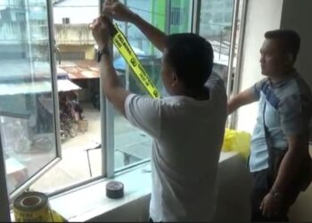 Jendela kaca Rumah Sakit Umum Melati Perbaungan di Kelurahan Simpang Tiga Pekan, Kecamatan Perbaungan, Kabupaten Serdang Bedagai, Sumatera Utara, ditembak oleh orang tak dikenal. Foto/iNews TV/Wahyu Rustandi